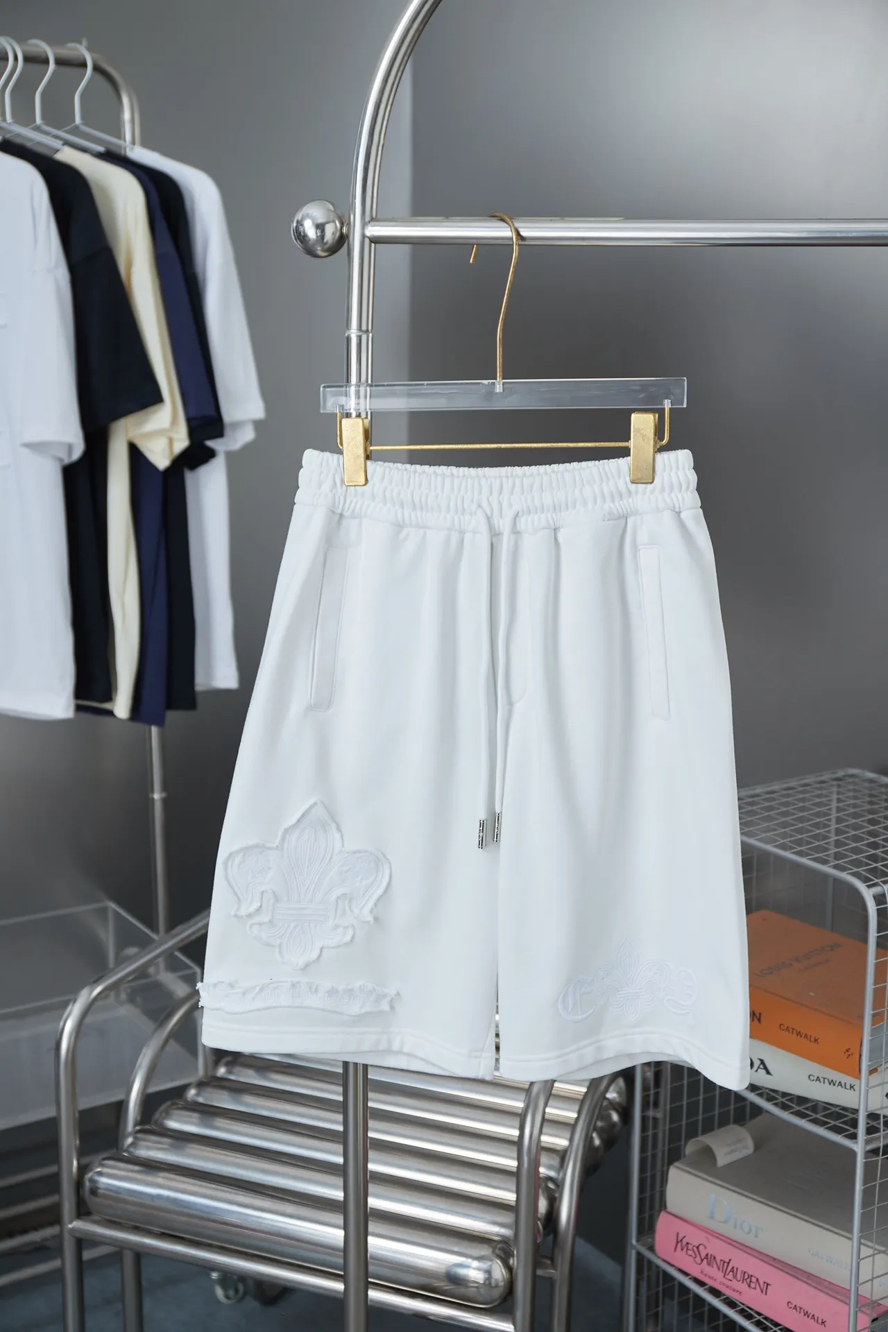 🅿️210 Ch*ome Hearte 2025ss new shorts Honbu patch cross embroidered shorts light luxury essential item for daily commuting for men and women Correct version Welcome to compare Detailed features · Made of 380g pure cotton health cloth fabric · Imported Tajima machine embroidery Honbu patch cross letters · Open mold to customize the original logo engraved hanging clock · Loose waist trousers · Double-needle sewing across seams · Original main mark, washed tag, moisture-proof paper packaging Color: Black/White Size: S M L XL